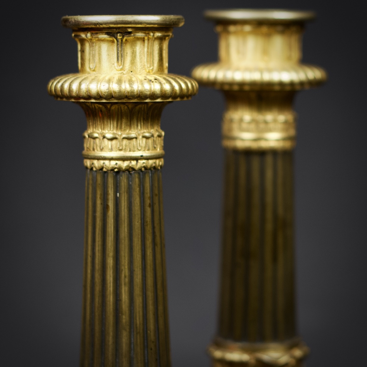 Paire de flambeaux style Empire Restauration en bronze à double patine et pieds griffes-photo-4