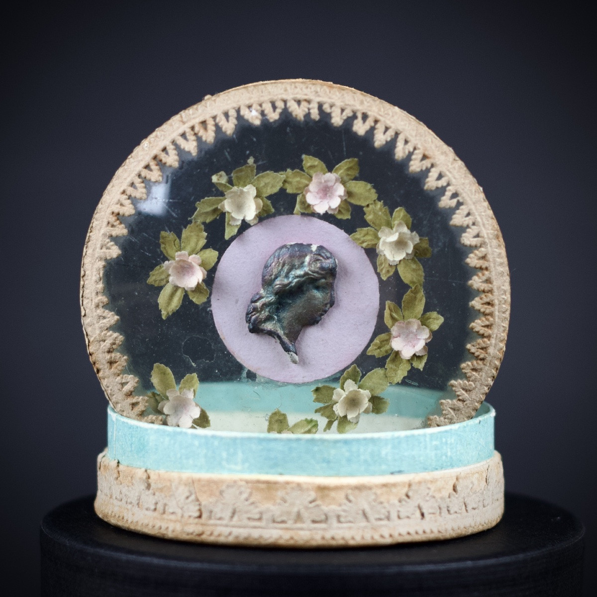 Small Lady's Box In Boiled Cardboard, Curved Glass And Artificial Flowers, 19th Century-photo-2