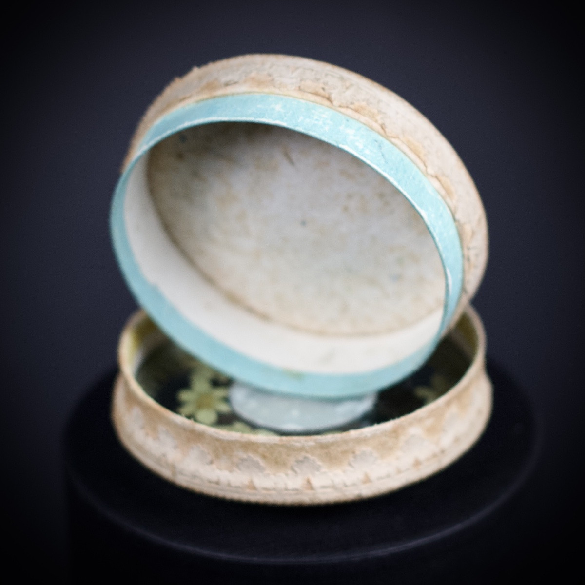 Small Lady's Box In Boiled Cardboard, Curved Glass And Artificial Flowers, 19th Century-photo-3