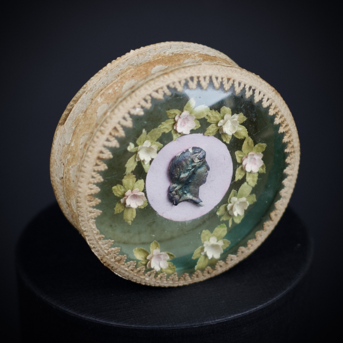 Small Lady's Box In Boiled Cardboard, Curved Glass And Artificial Flowers, 19th Century-photo-4