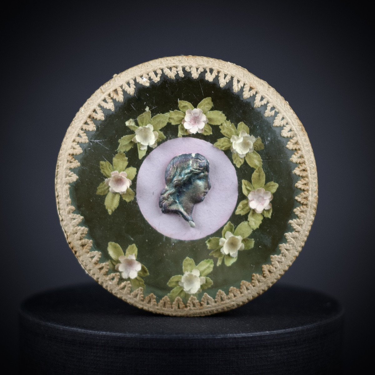 Small Lady's Box In Boiled Cardboard, Curved Glass And Artificial Flowers, 19th Century