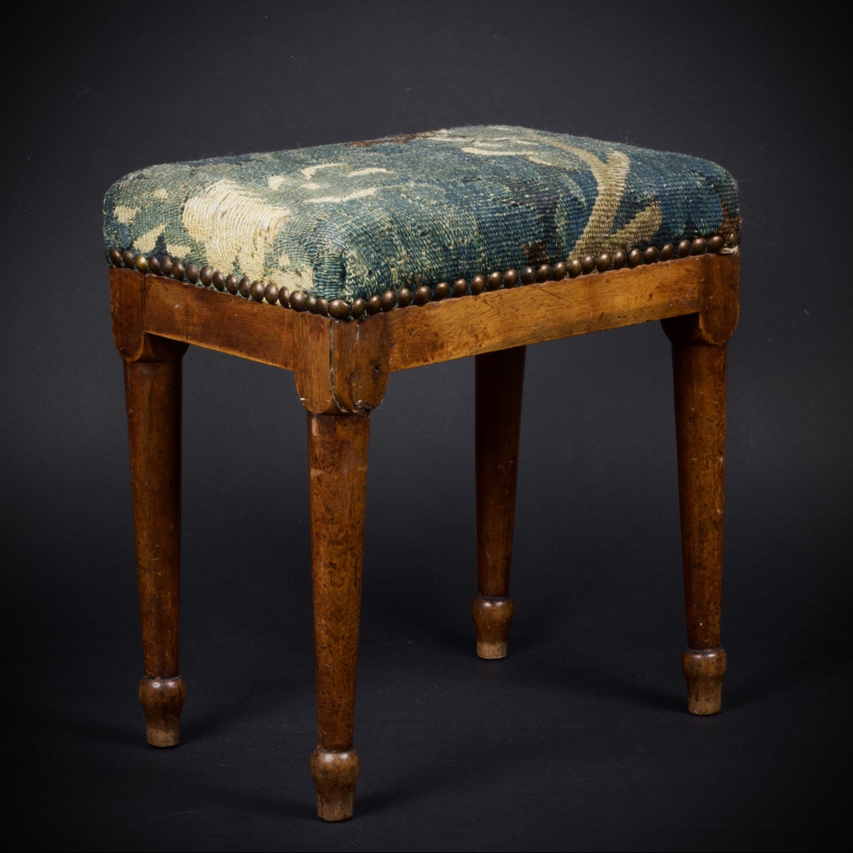 Petit repose-pieds ou tabouret, tapissé d'un fragment Aubusson, Fin XVIIIe début XIXe-photo-1