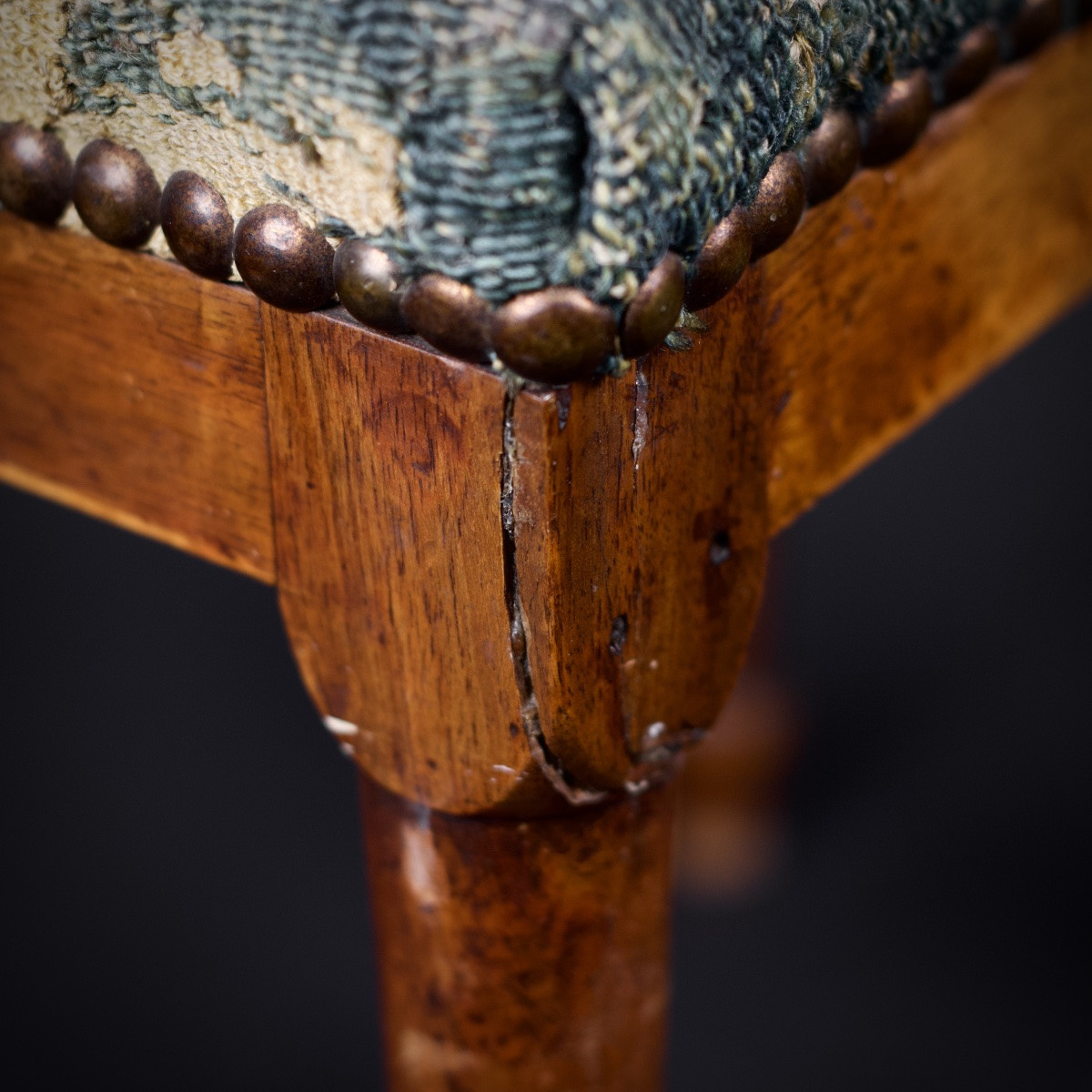 Petit repose-pieds ou tabouret, tapissé d'un fragment Aubusson, Fin XVIIIe début XIXe-photo-3