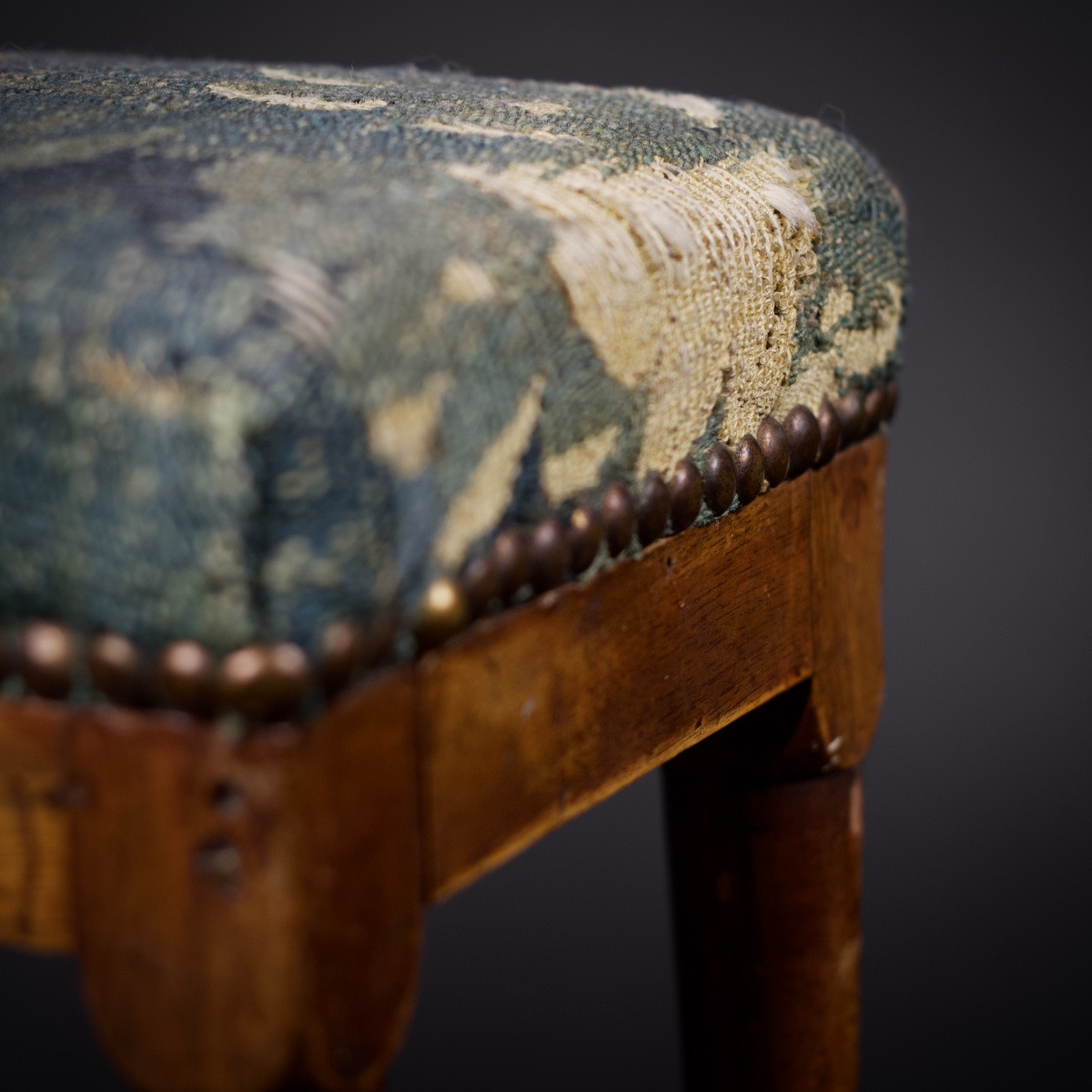 Petit repose-pieds ou tabouret, tapissé d'un fragment Aubusson, Fin XVIIIe début XIXe-photo-4