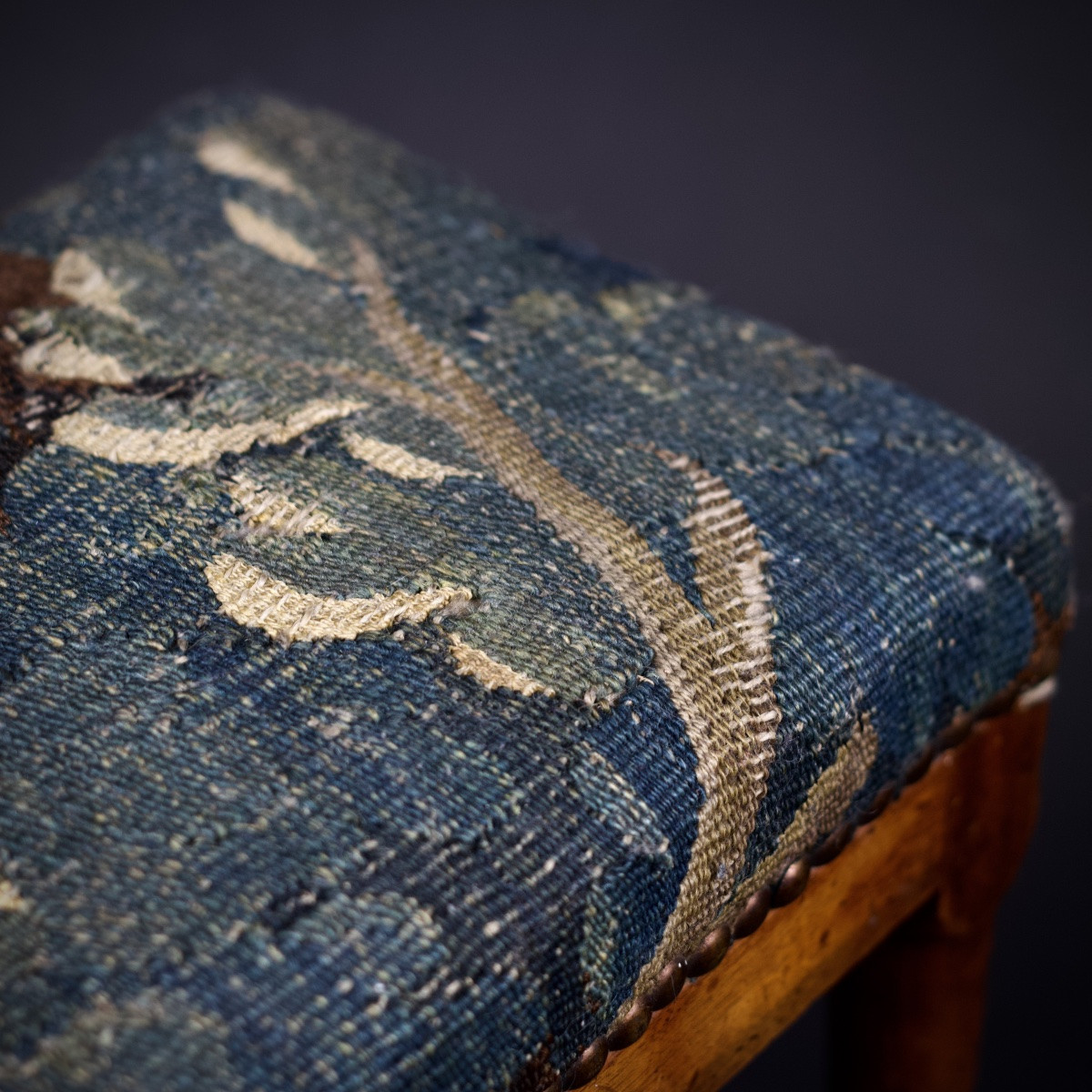 Petit repose-pieds ou tabouret, tapissé d'un fragment Aubusson, Fin XVIIIe début XIXe-photo-5