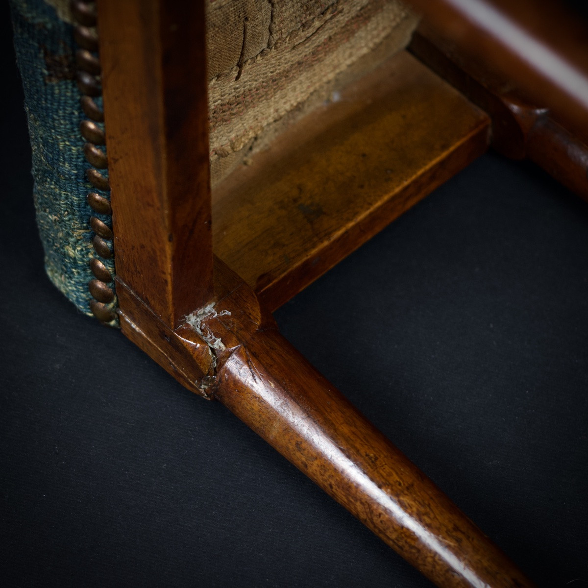 Petit repose-pieds ou tabouret, tapissé d'un fragment Aubusson, Fin XVIIIe début XIXe-photo-6