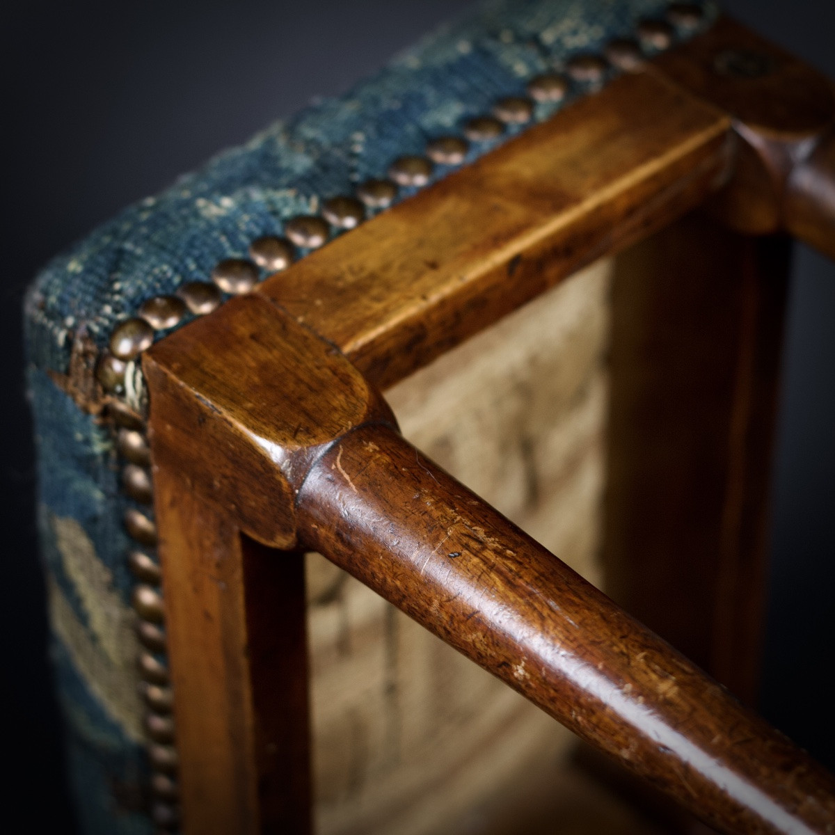Petit repose-pieds ou tabouret, tapissé d'un fragment Aubusson, Fin XVIIIe début XIXe-photo-7