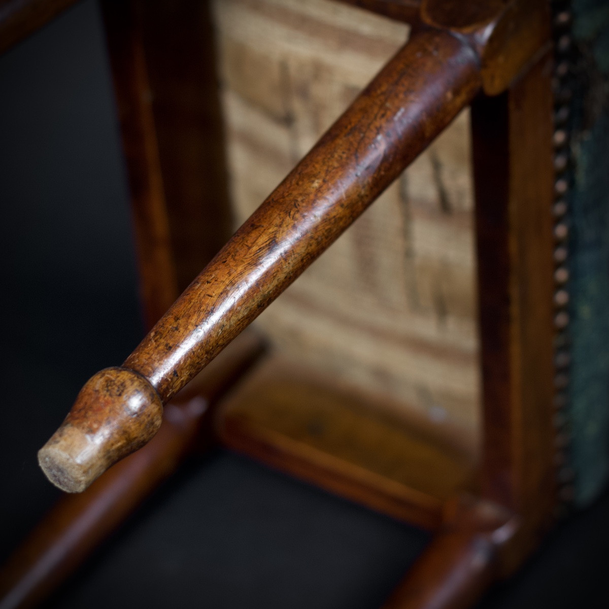 Petit repose-pieds ou tabouret, tapissé d'un fragment Aubusson, Fin XVIIIe début XIXe-photo-8