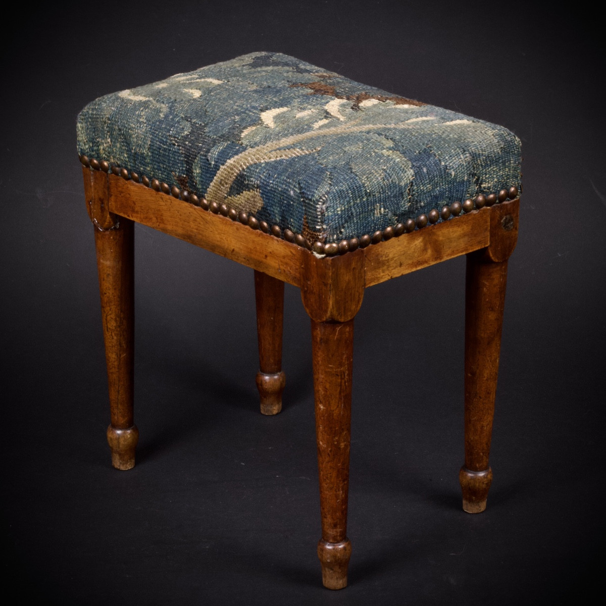 Petit repose-pieds ou tabouret, tapissé d'un fragment Aubusson, Fin XVIIIe début XIXe