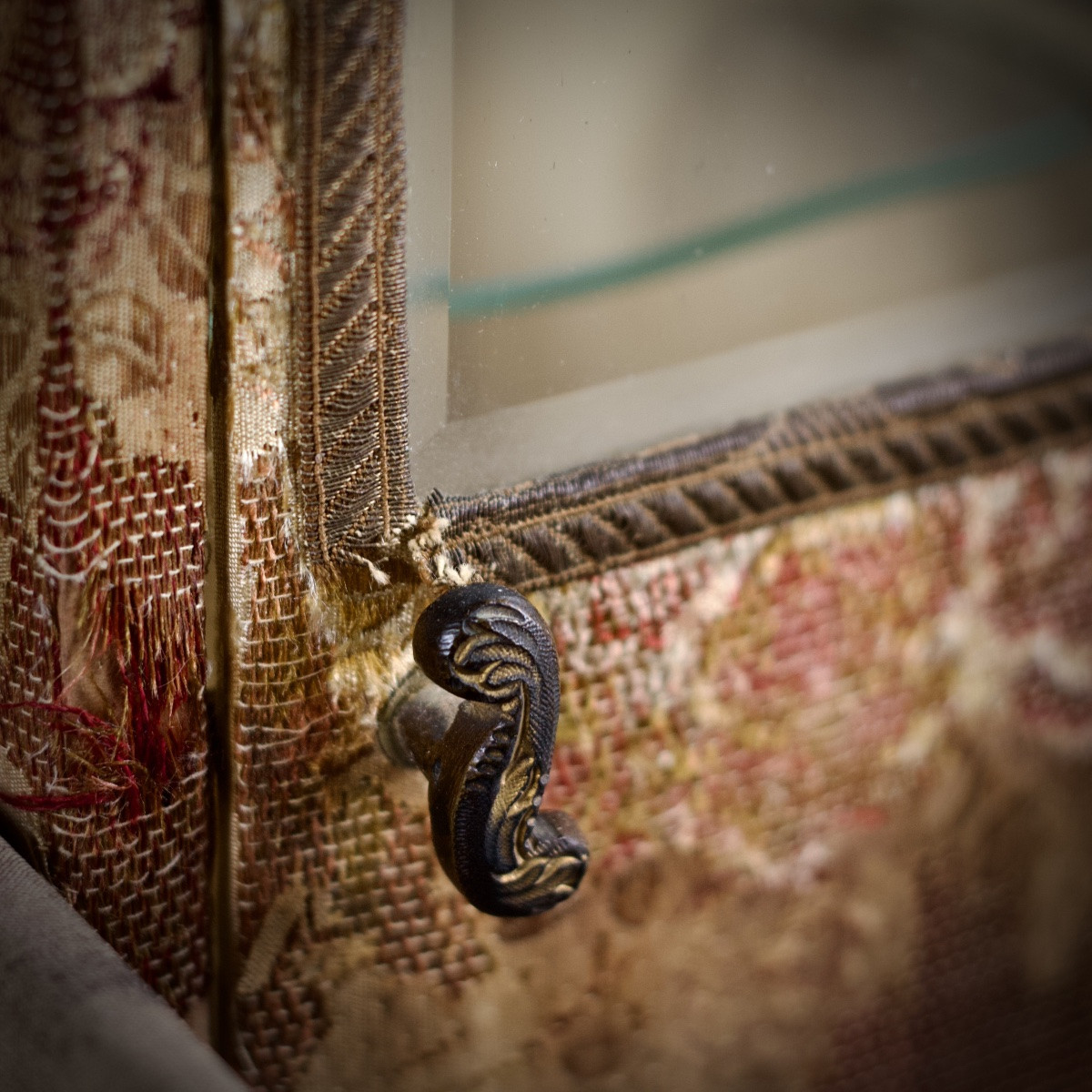 Chaise à porteurs miniature formant vitrine dite chaise de Sedan, Style Louis XV,  XIXe siècle-photo-2