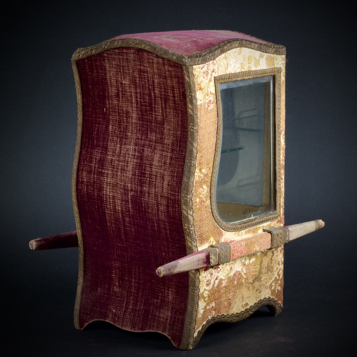 Chaise à porteurs miniature formant vitrine dite chaise de Sedan, Style Louis XV,  XIXe siècle-photo-4