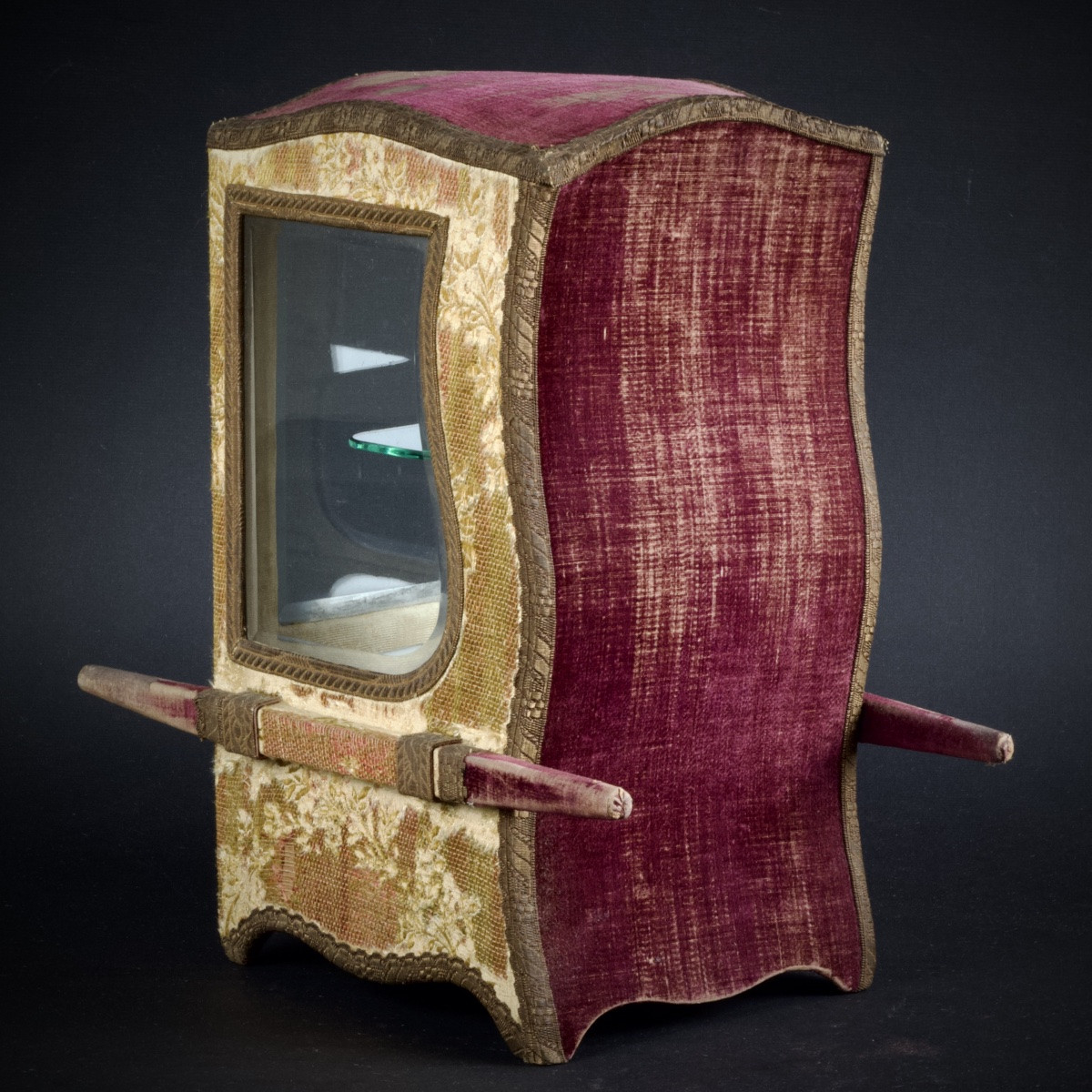 Chaise à porteurs miniature formant vitrine dite chaise de Sedan, Style Louis XV,  XIXe siècle-photo-1
