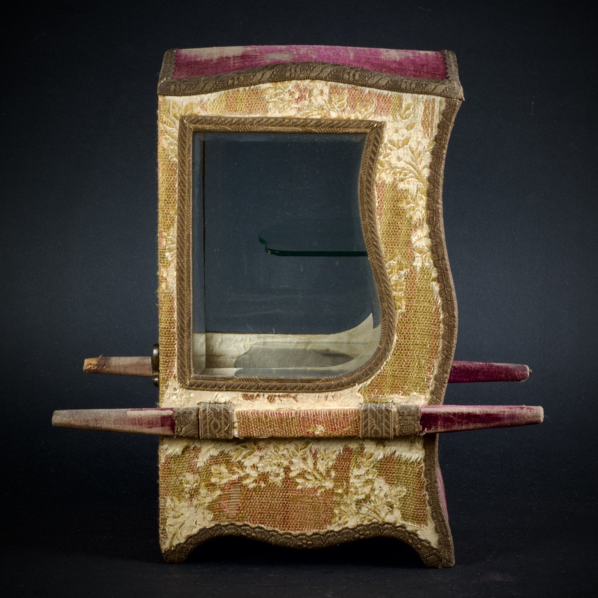 Chaise à porteurs miniature formant vitrine dite chaise de Sedan, Style Louis XV,  XIXe siècle-photo-2