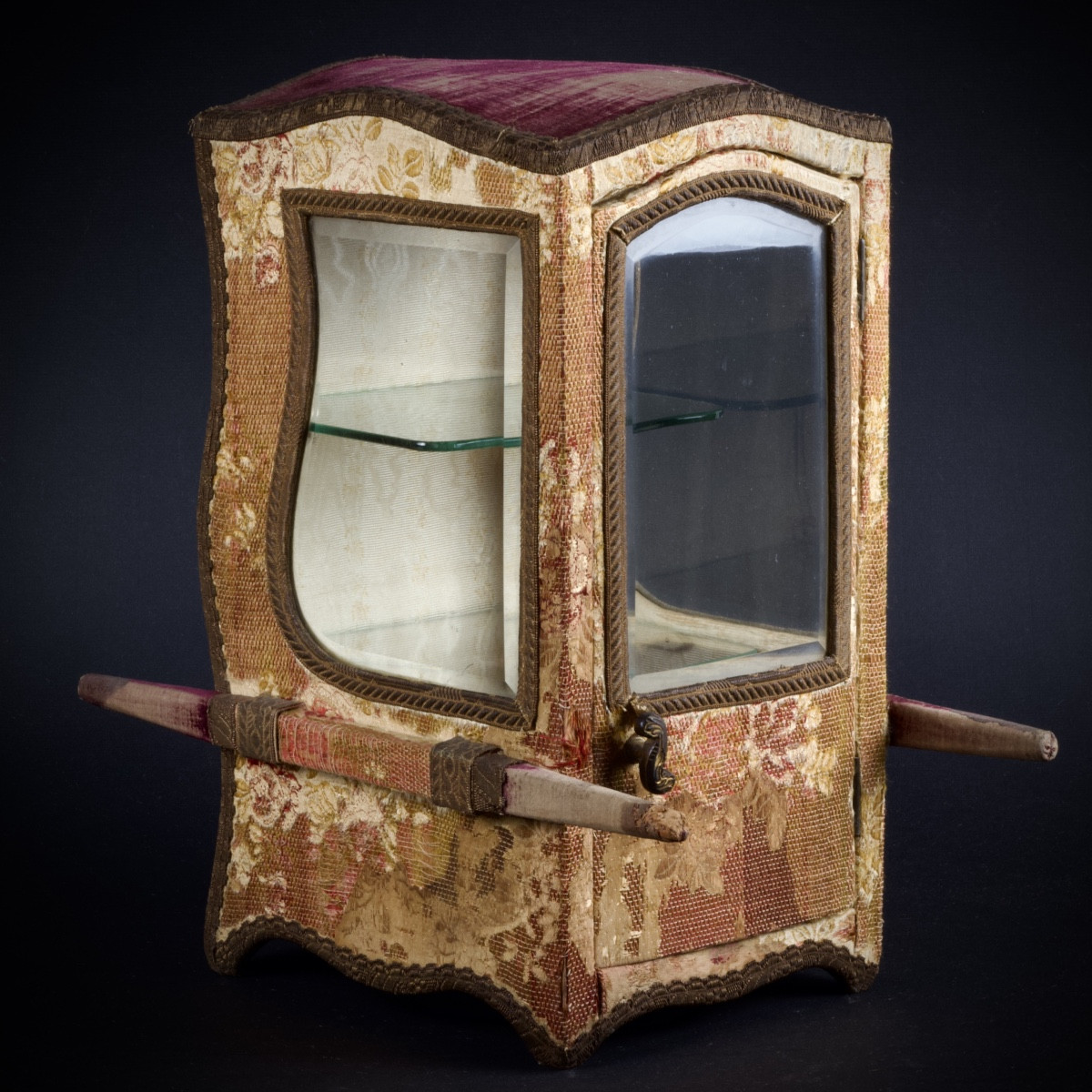 Chaise à porteurs miniature formant vitrine dite chaise de Sedan, Style Louis XV,  XIXe siècle
