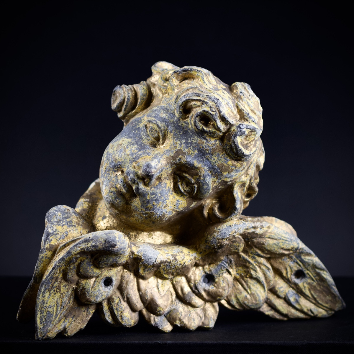Paire de têtes d'anges en plomb patiné et doré, probables éléments de fontaine, XVIIIe siècle