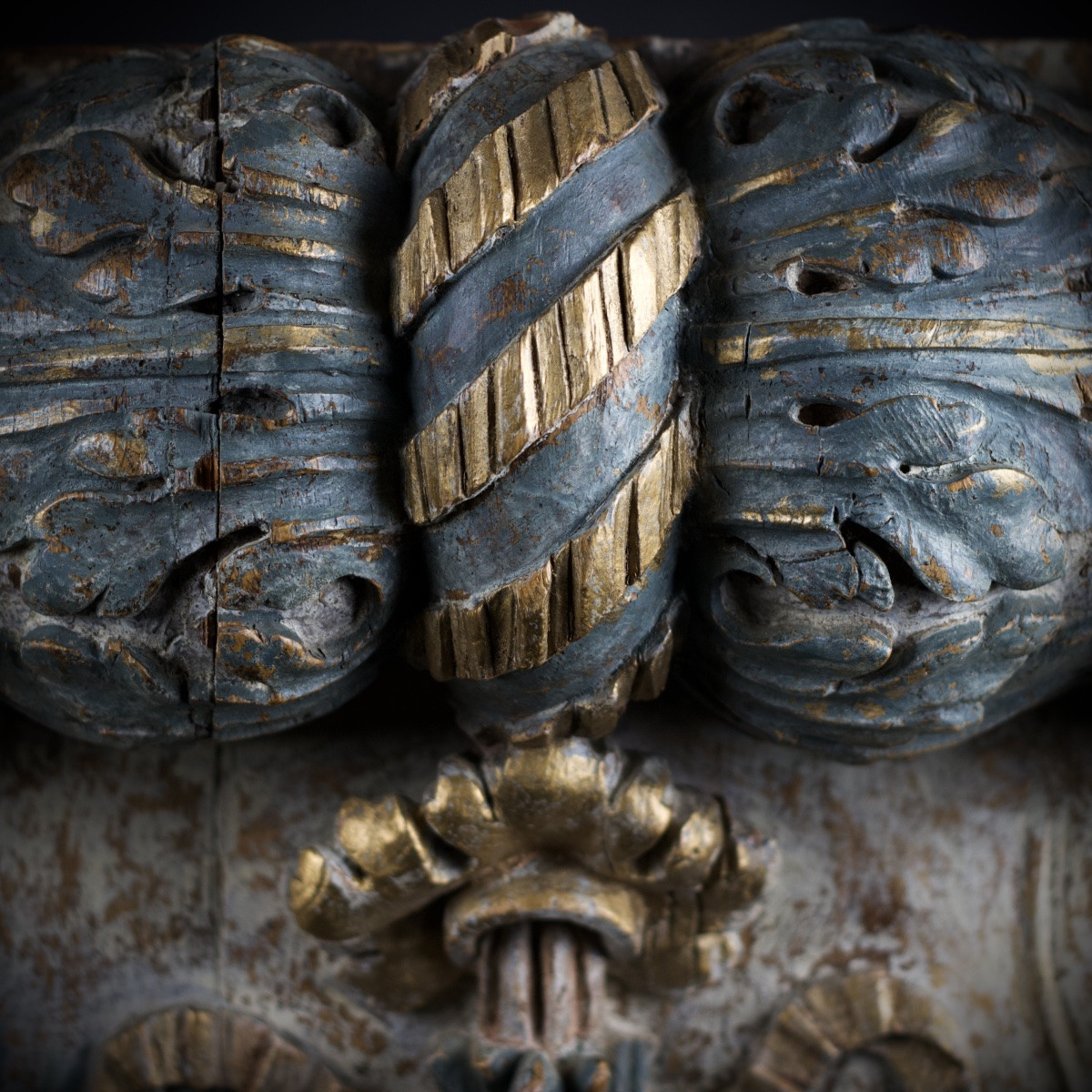 Console en bois polychrome sculpté, décor de volutes, acanthes, rubans et glands, XVIIIe-photo-4