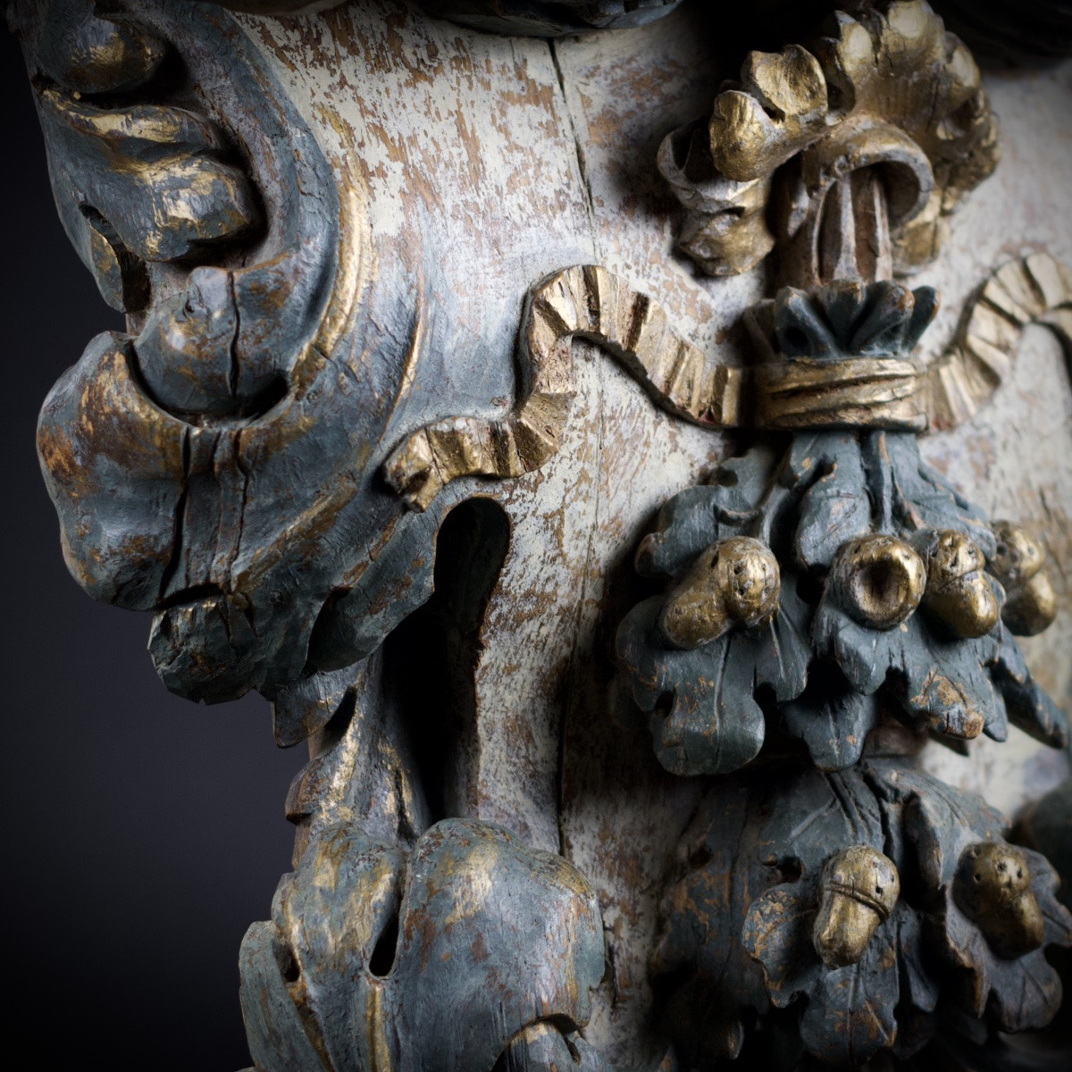 Console en bois polychrome sculpté, décor de volutes, acanthes, rubans et glands, XVIIIe-photo-5