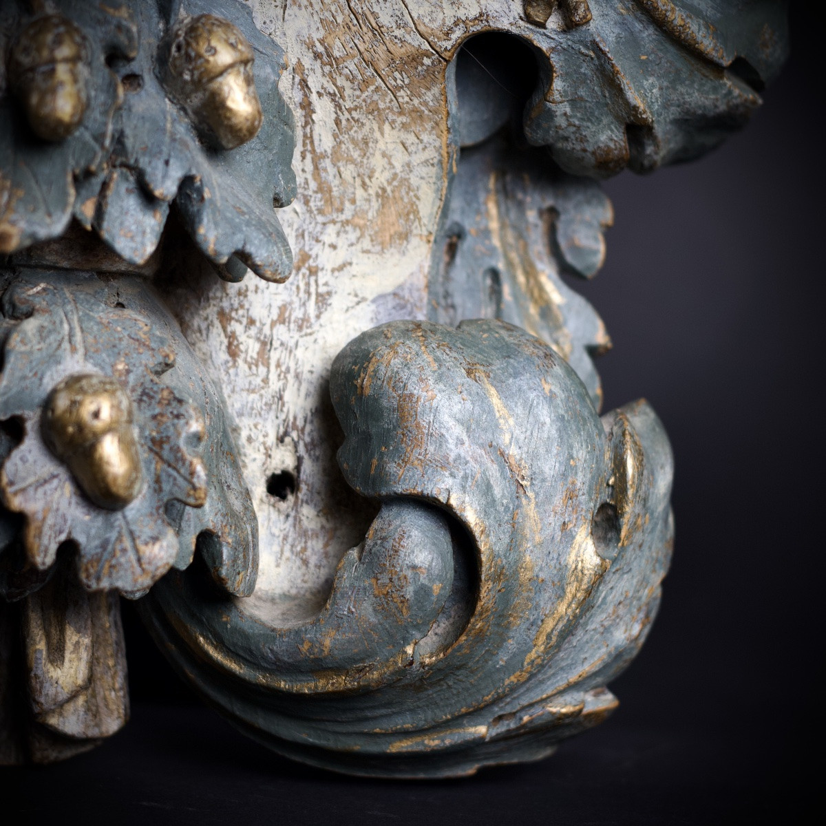 Console en bois polychrome sculpté, décor de volutes, acanthes, rubans et glands, XVIIIe-photo-6