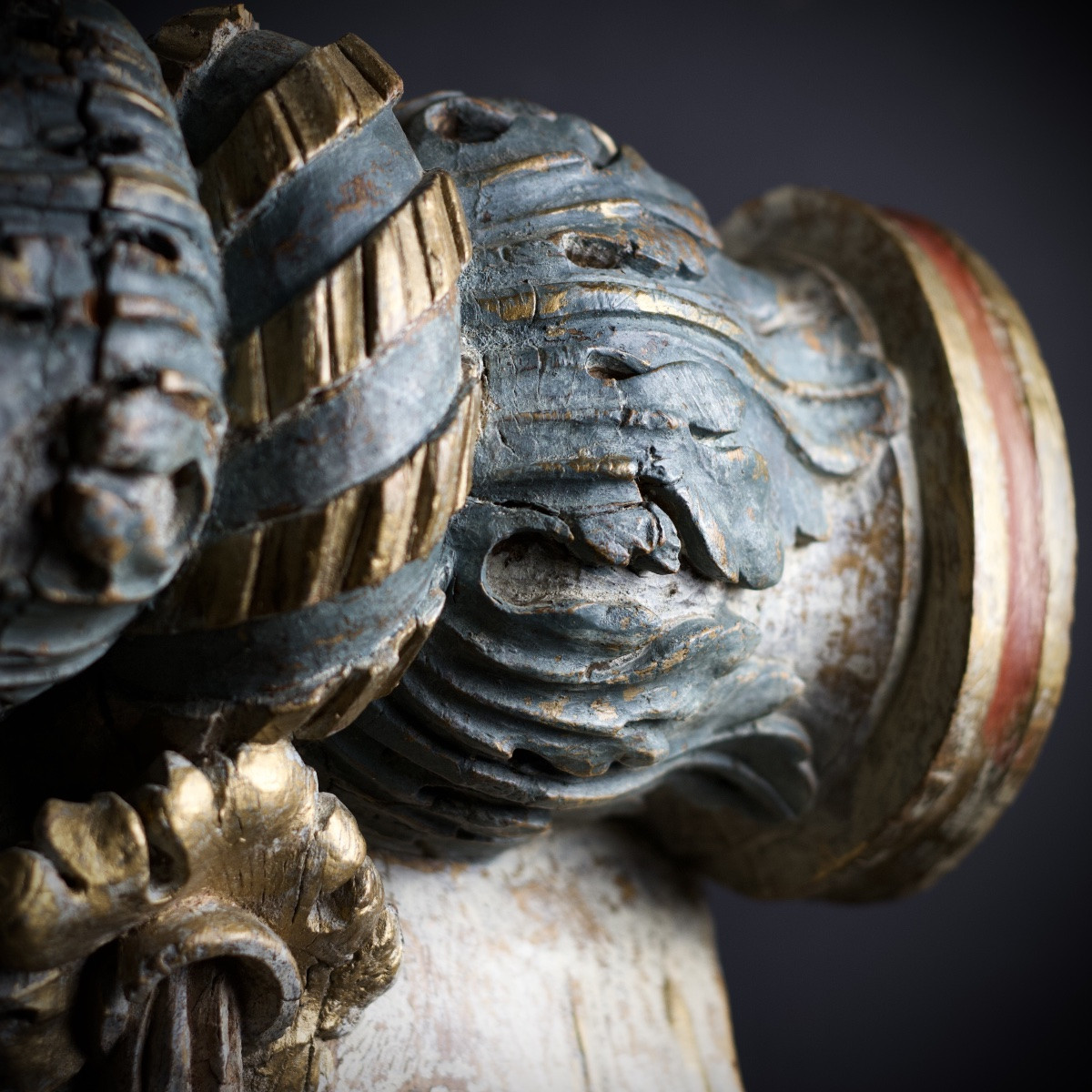 Console en bois polychrome sculpté, décor de volutes, acanthes, rubans et glands, XVIIIe-photo-7