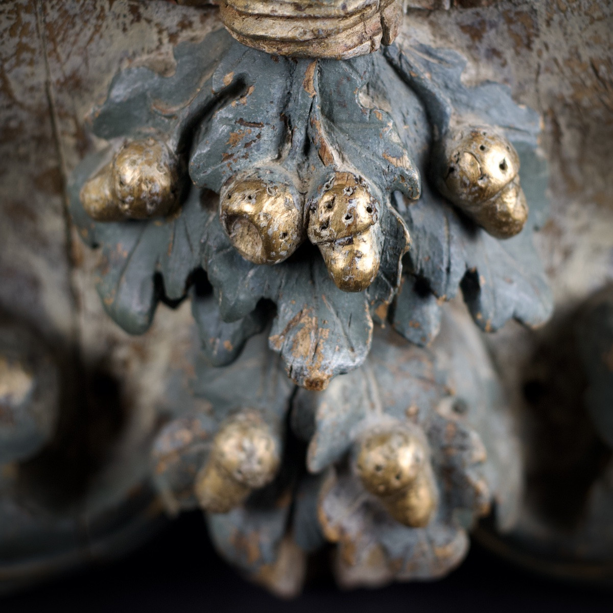 Console en bois polychrome sculpté, décor de volutes, acanthes, rubans et glands, XVIIIe-photo-8