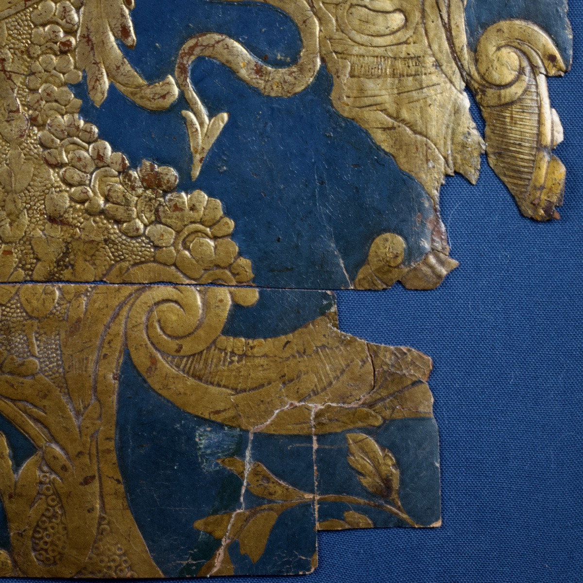 Cuir doré et gaufré au dragon, décor rocaille, Pays-Bas du Nord, 3e quart du XVIIIe siècle-photo-3