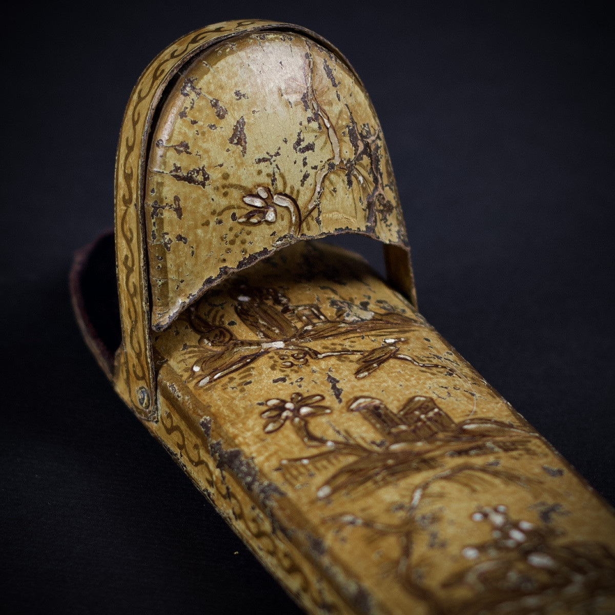 A Martin Varnish Spectacle Case Decorated With Chinoiserie, Pagodas And Figures, 18th Century-photo-2