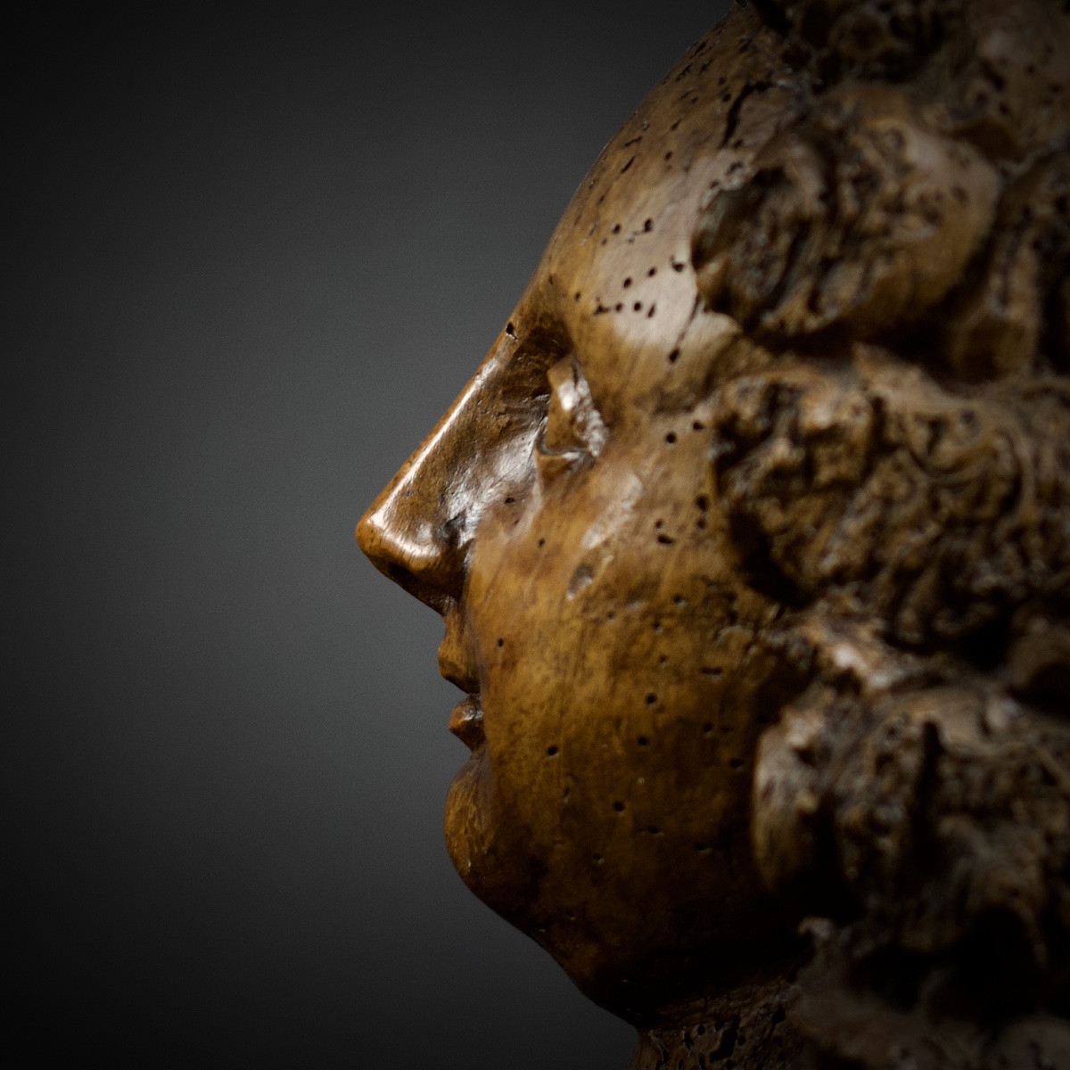 Fragment de tête d'ange baroque en bois sculpté, XVIIe siècle-photo-1