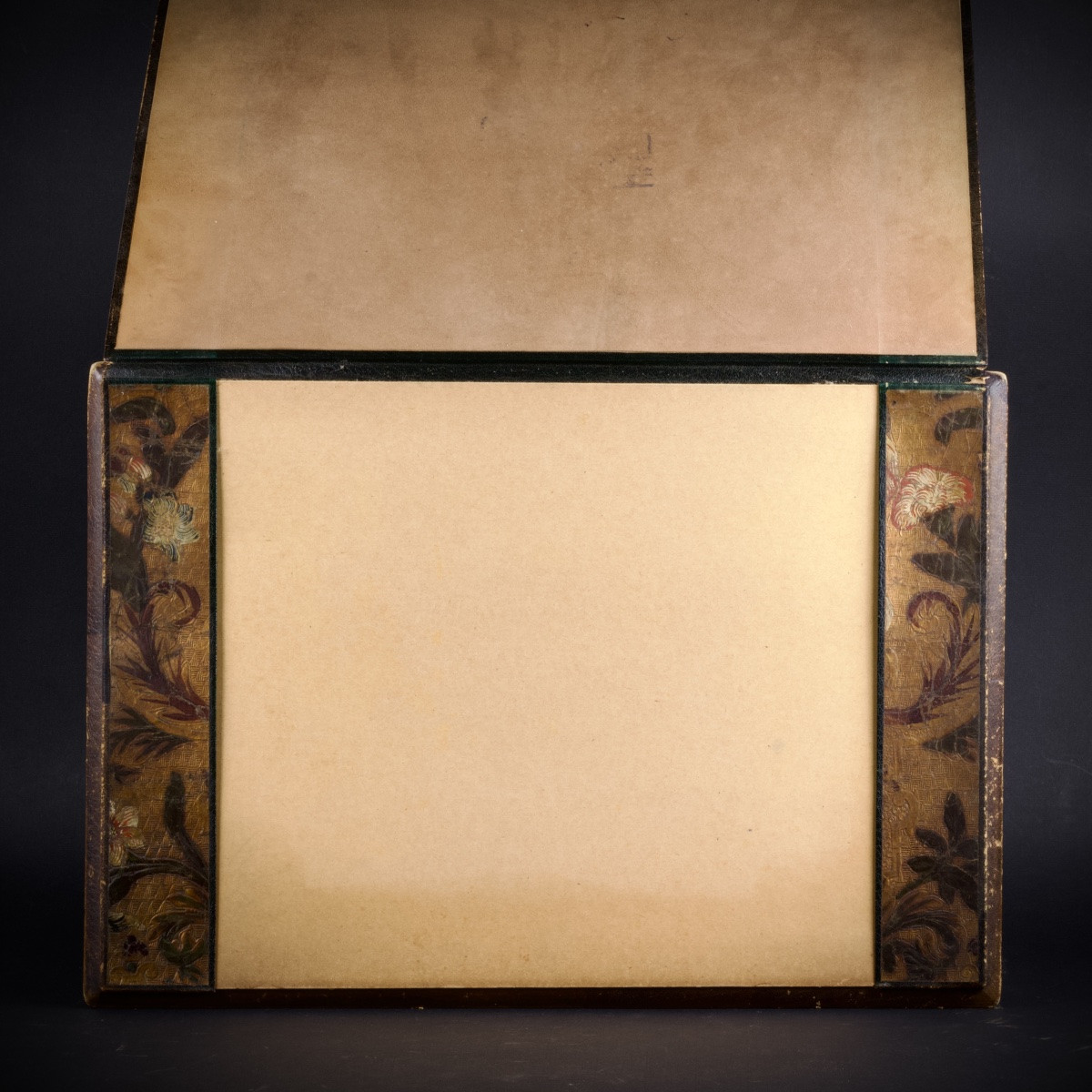 Sous-main en cuir gaufré polychrome dit "de Cordoue", Pays-Bas méridionaux, début XVIIIe-photo-1