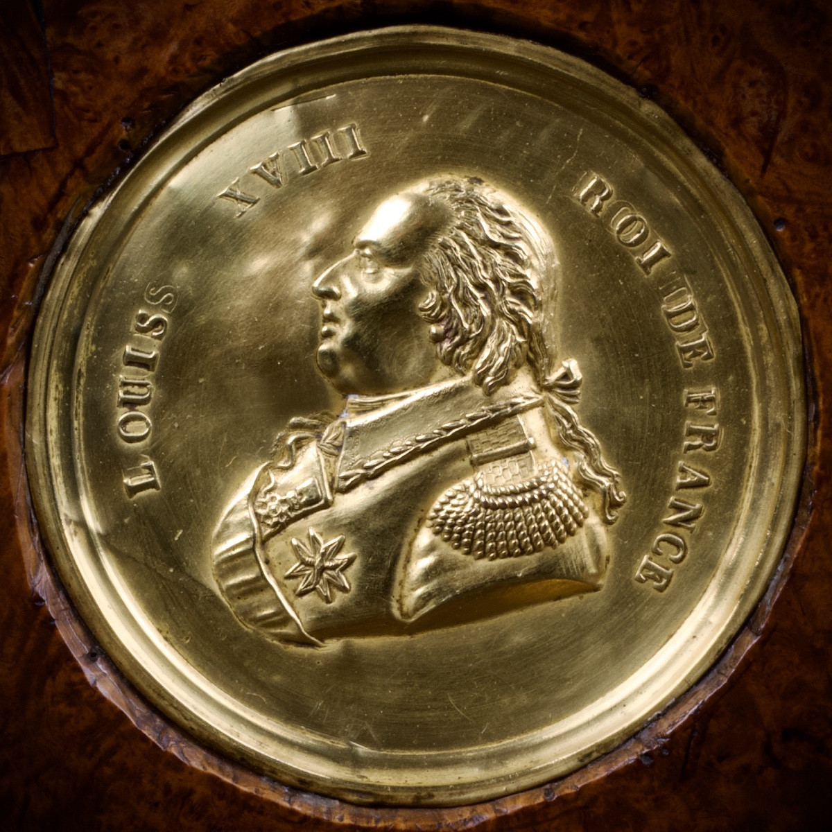 Circular Box In Burr Wood And Gilded Brass With Medal-style Portrait Of Louis XVIII, Early 19th Century-photo-3
