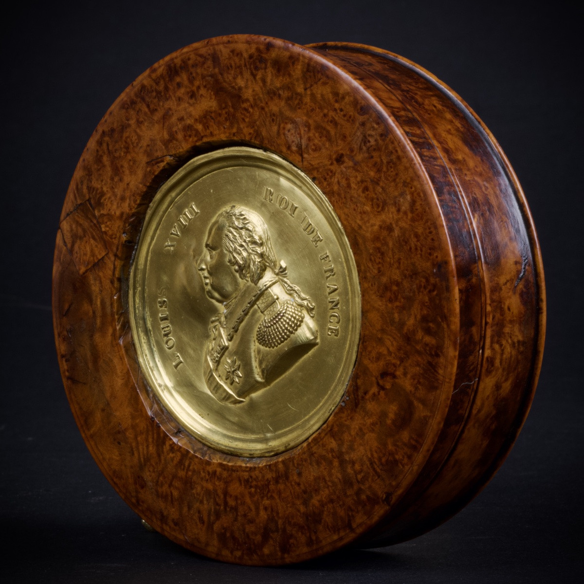 Circular Box In Burr Wood And Gilded Brass With Medal-style Portrait Of Louis XVIII, Early 19th Century-photo-2