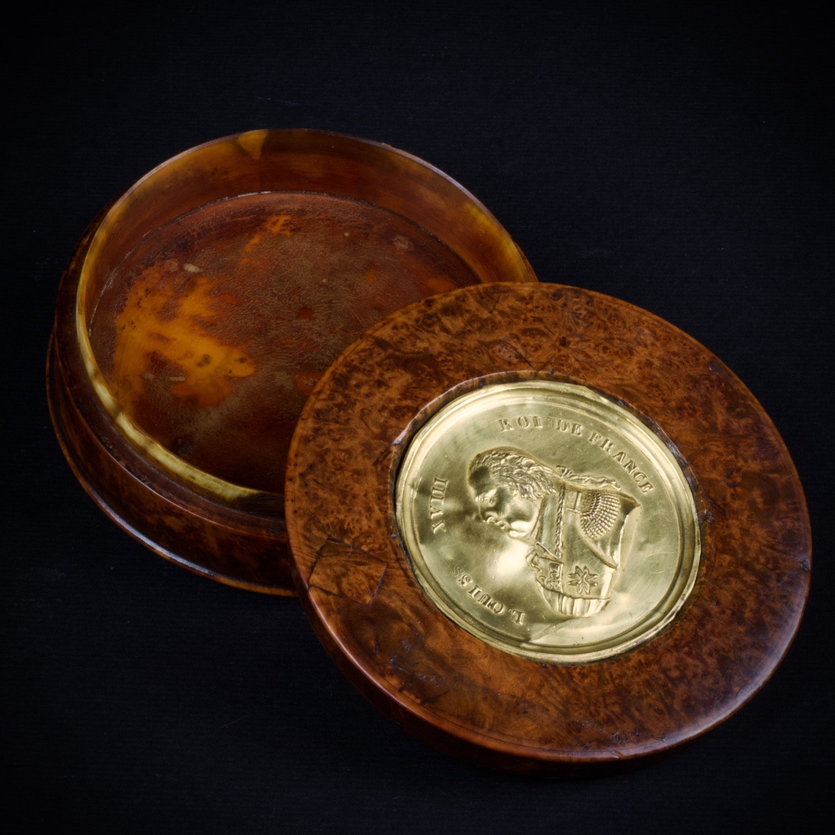 Circular Box In Burr Wood And Gilded Brass With Medal-style Portrait Of Louis XVIII, Early 19th Century-photo-3