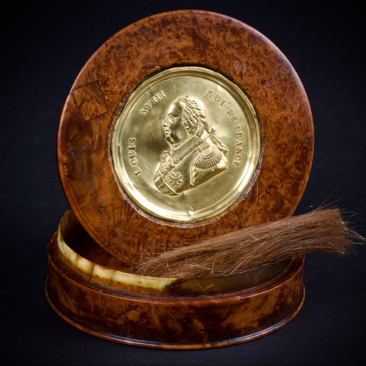 Circular Box In Burr Wood And Gilded Brass With Medal-style Portrait Of Louis XVIII, Early 19th Century-photo-4