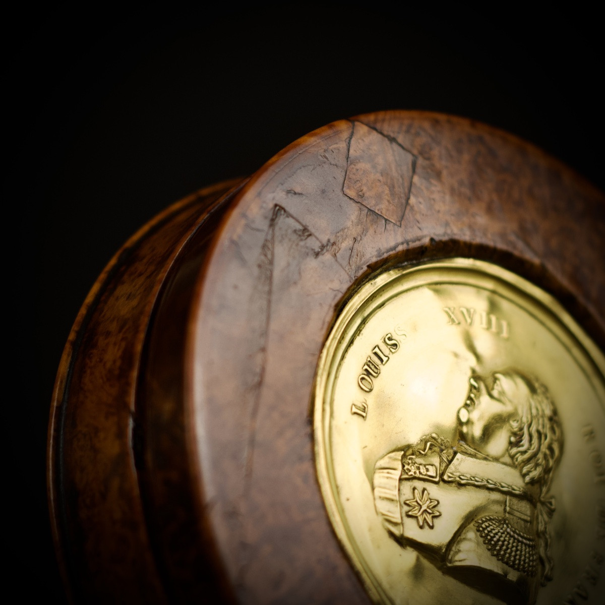 Circular Box In Burr Wood And Gilded Brass With Medal-style Portrait Of Louis XVIII, Early 19th Century-photo-6