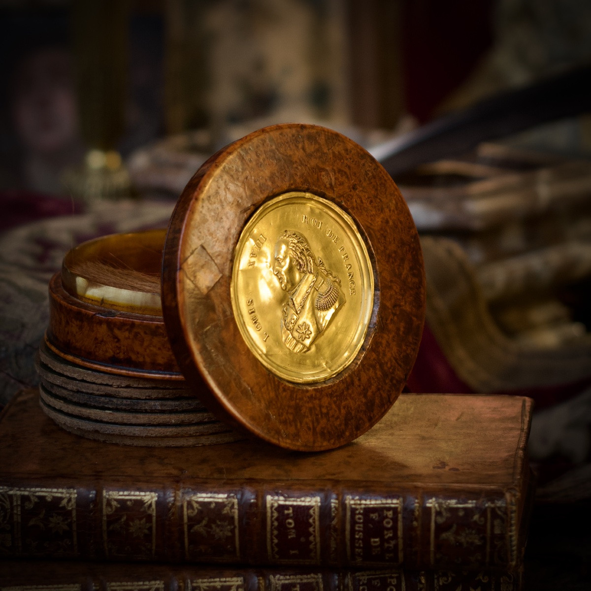 Circular Box In Burr Wood And Gilded Brass With Medal-style Portrait Of Louis XVIII, Early 19th Century-photo-7