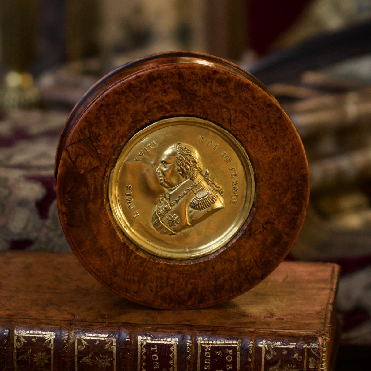 Circular Box In Burr Wood And Gilded Brass With Medal-style Portrait Of Louis XVIII, Early 19th Century