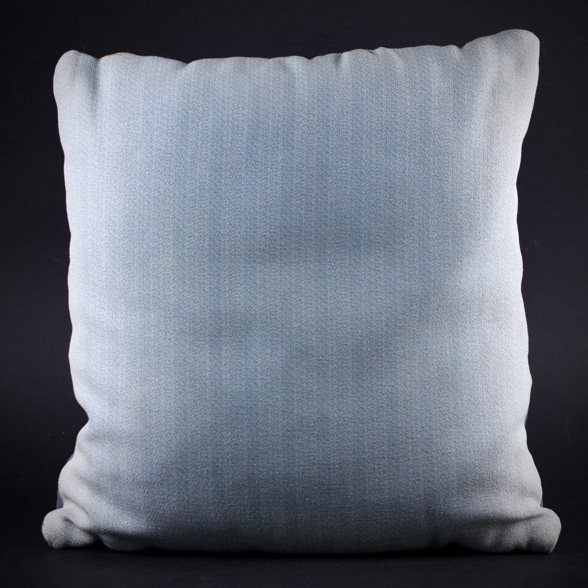 Grand coussin confectionné à partir d'"un fragment de tapisserie de verdure, XVII-XVIIIe-photo-3
