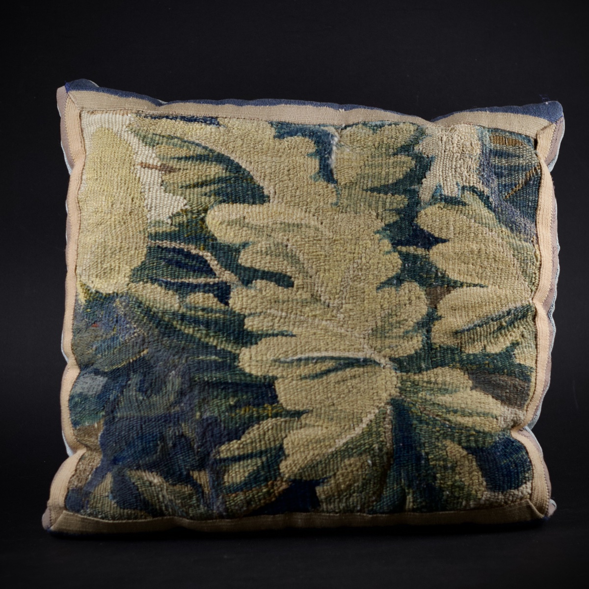 Grand coussin confectionné à partir d'"un fragment de tapisserie de verdure, XVII-XVIIIe-photo-4