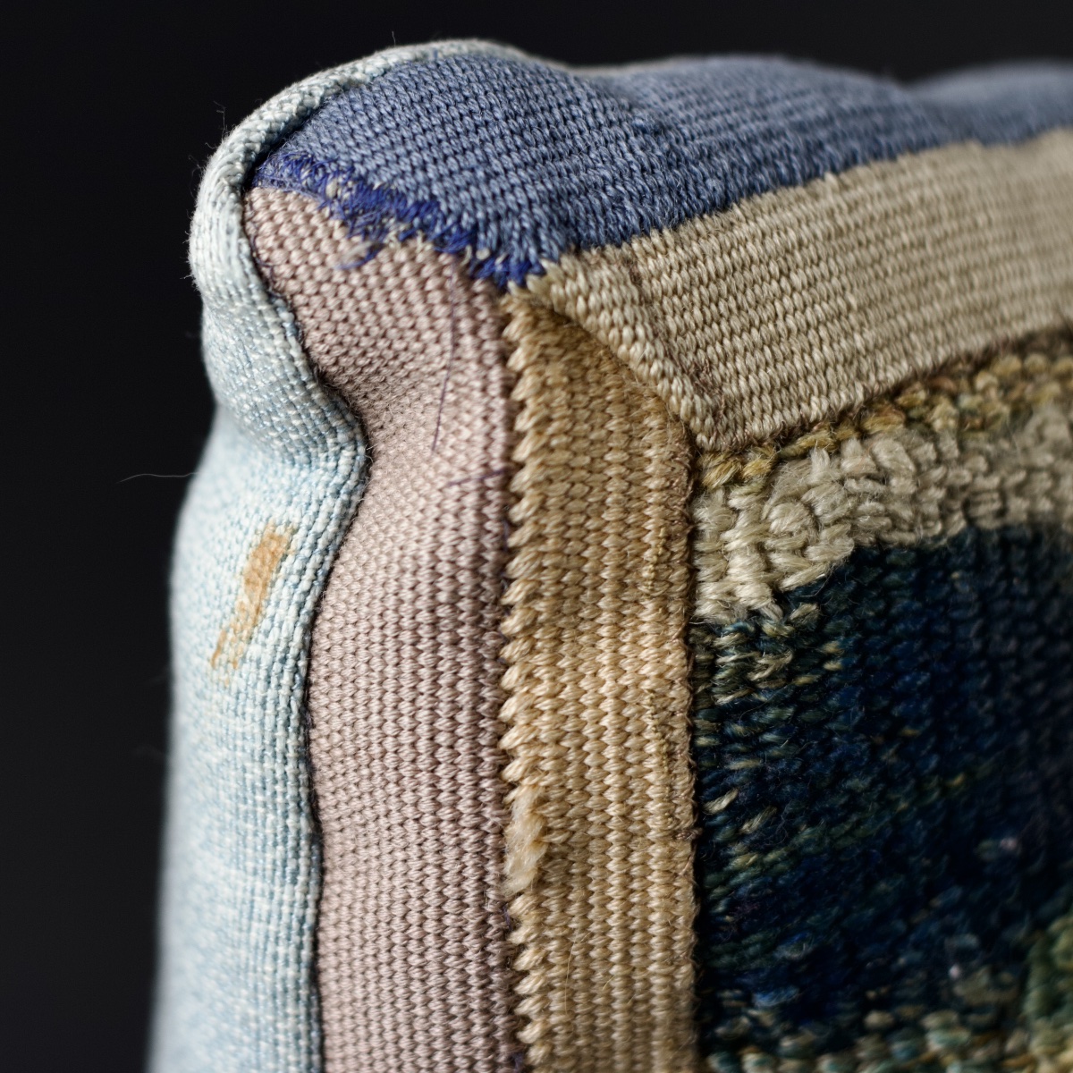 Grand coussin confectionné à partir d'"un fragment de tapisserie de verdure, XVII-XVIIIe-photo-3