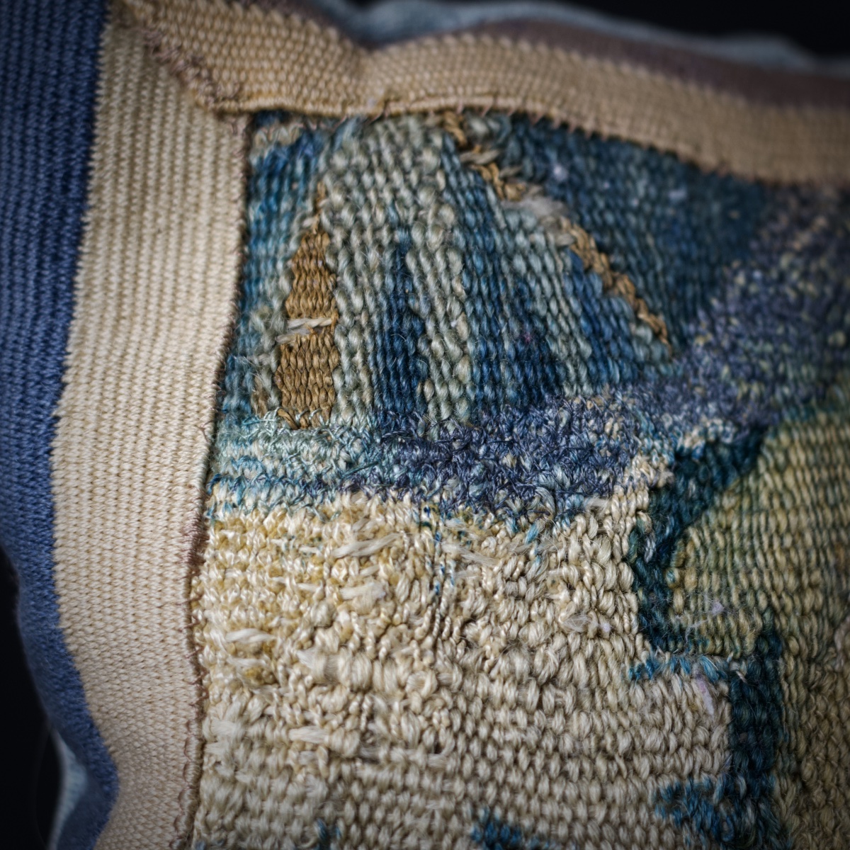 Grand coussin confectionné à partir d'"un fragment de tapisserie de verdure, XVII-XVIIIe-photo-4