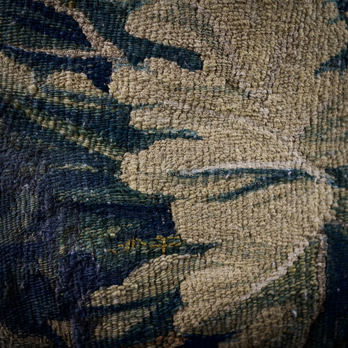 Grand coussin confectionné à partir d'"un fragment de tapisserie de verdure, XVII-XVIIIe-photo-5