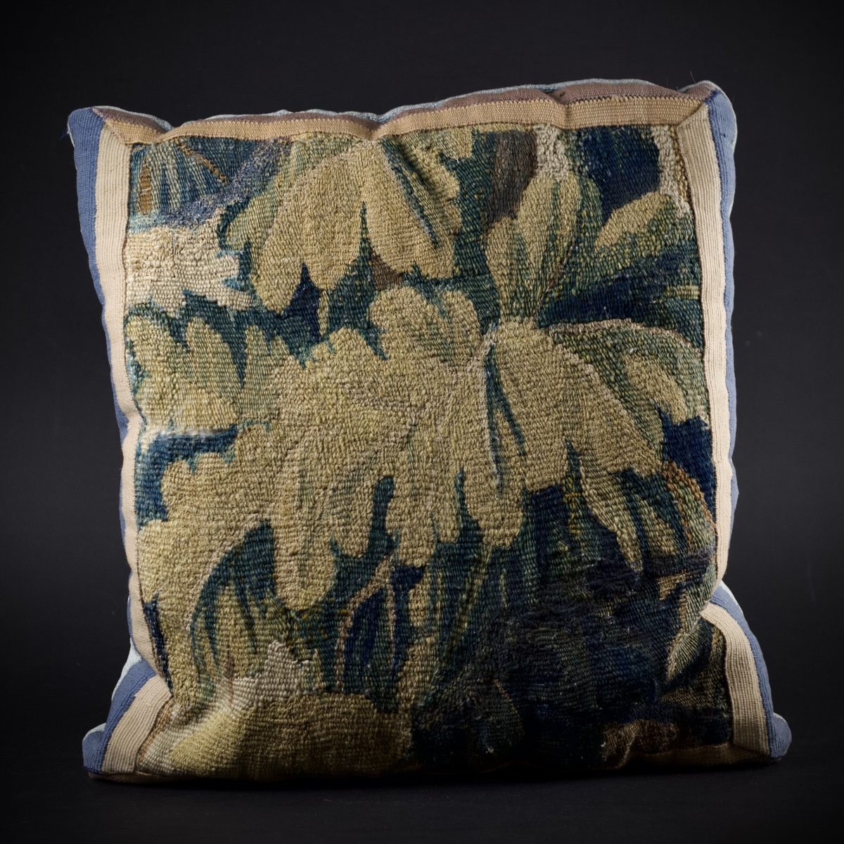 Grand coussin confectionné à partir d'"un fragment de tapisserie de verdure, XVII-XVIIIe-photo-6