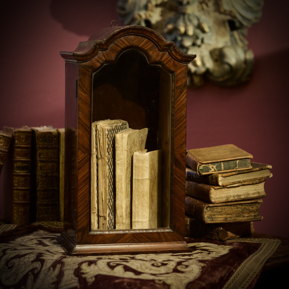 Small Wall-mounted Or Freestanding Display Cabinet With A Gendarme's Cap Design, Exotic Wood Veneer, Mid-18th Century-photo-8