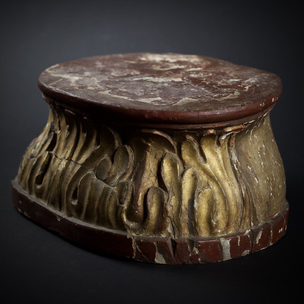 Socle en bois sculpté doré et polychrome à décor de feuilles d'acanthe, XVIIIe, c. 1760-70-photo-2