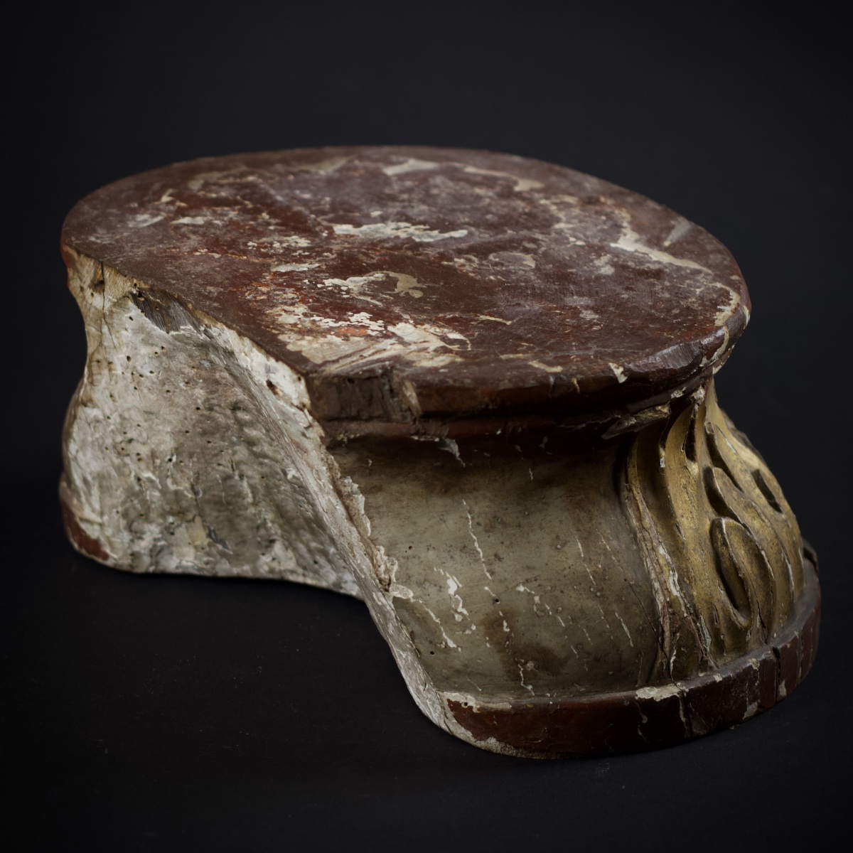 Socle en bois sculpté doré et polychrome à décor de feuilles d'acanthe, XVIIIe, c. 1760-70-photo-1