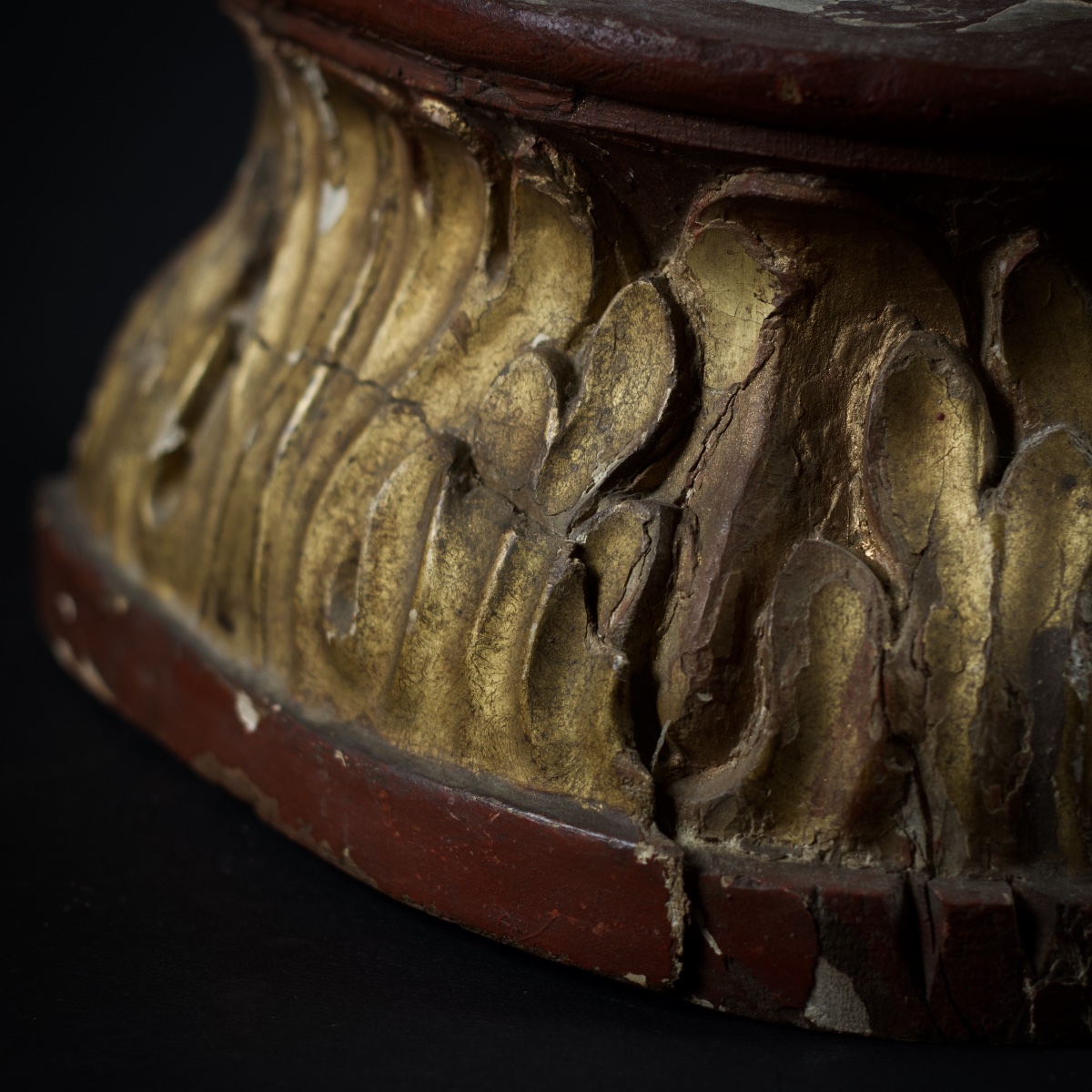 Socle en bois sculpté doré et polychrome à décor de feuilles d'acanthe, XVIIIe, c. 1760-70-photo-5