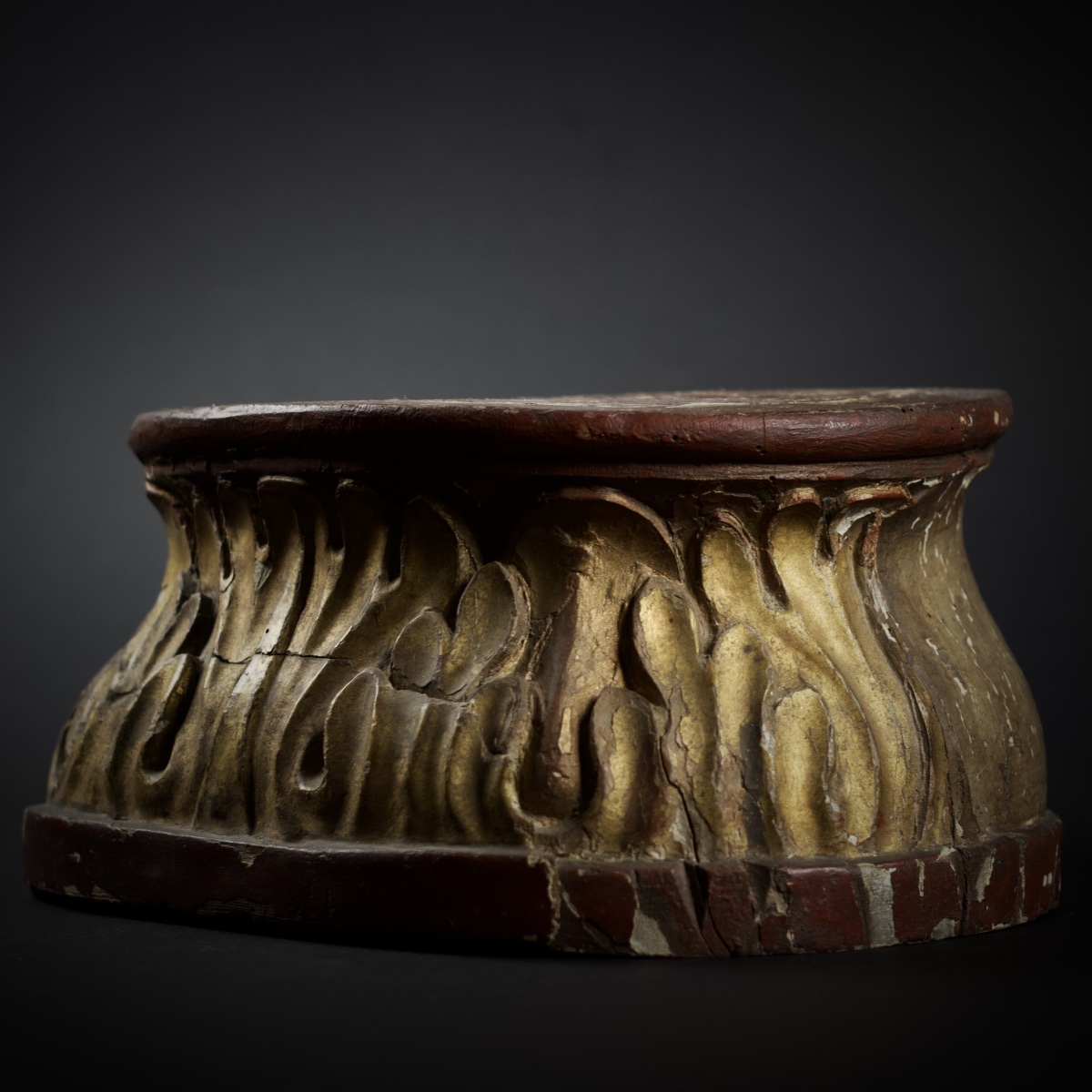 Socle en bois sculpté doré et polychrome à décor de feuilles d'acanthe, XVIIIe, c. 1760-70-photo-7