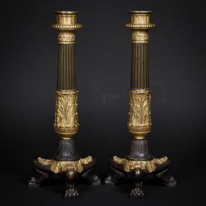 Paire de flambeaux style Empire Restauration en bronze à double patine et pieds griffes
