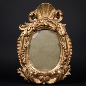 Cadre ovale en bois sculpté et doré, à feuillages, épis  et coquille, Italie ?, XVIIIe siècle