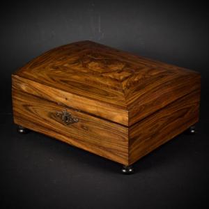 Grand coffret-écritoire à couvercle bombé en placage de bois de violette, fin XVII début XVIIIe