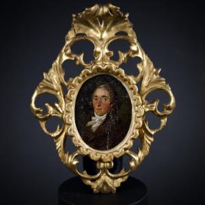 Portrait miniature d'un gentilhomme dans un riche cadre baroque en stuc doré italien, XVIIIe